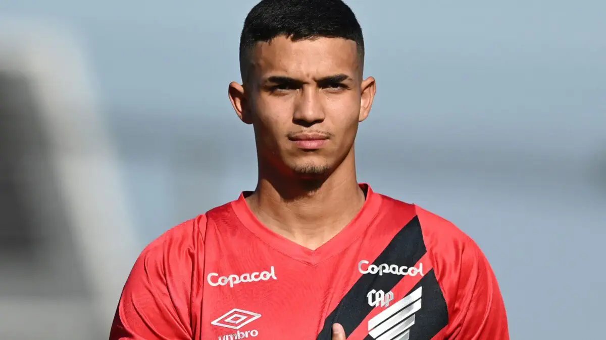 TheInsider__2's tweet photo. 🚨 Barcelona have sent scouts to Brazil to watch Arthur Dias, the 19-year-old centre-back who plays for Athletico Paranaense.   

(Source: @TheOracle__1) https://t.co/cKPVLdToJu