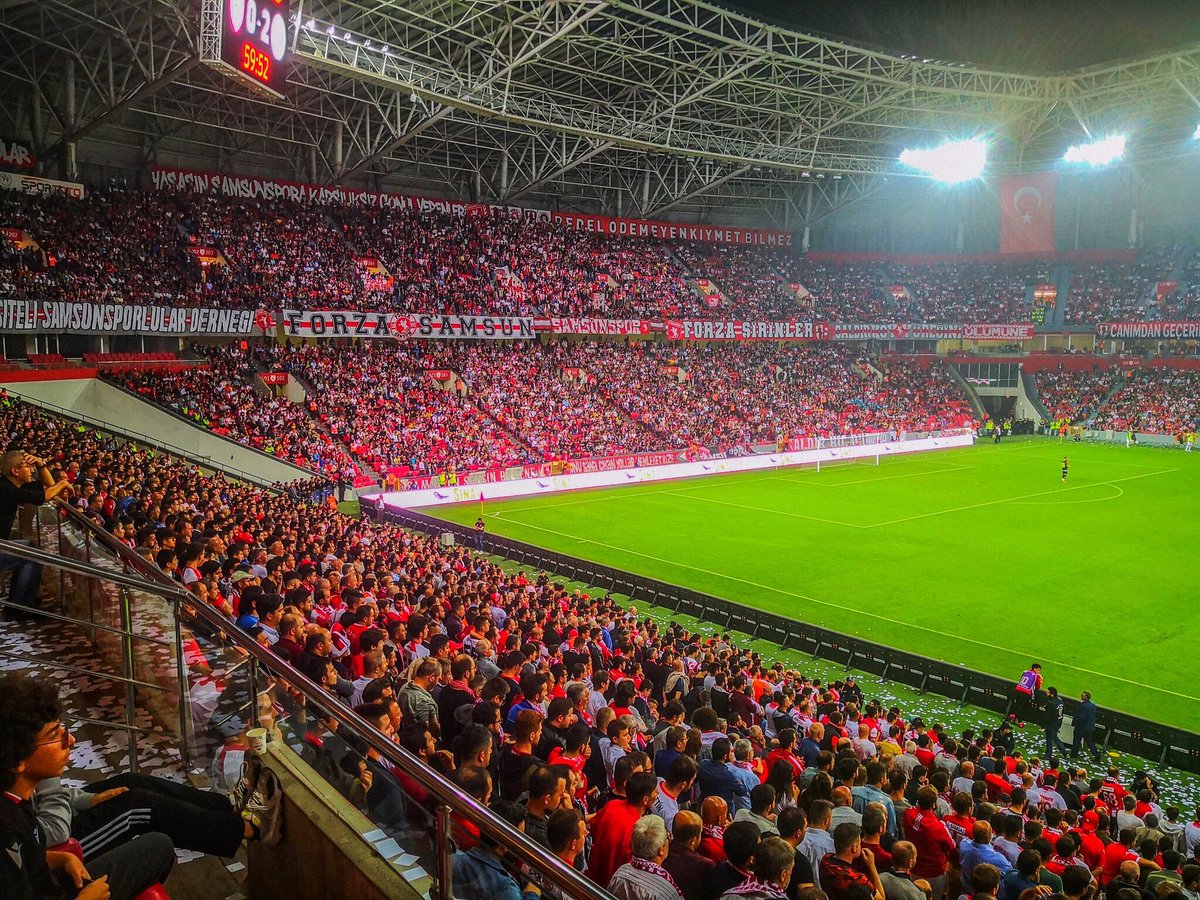 noellibes's tweet photo. 🚨Önce Trabzon tribünleri, şimdi de Elazığ tribünleri birleşme kararı aldı. Bunun tribünlere olan etkisi de açıkça görülüyor. 

Samsunspor tribünleri olarak artık harekete geçmek gerekiyor. “Gruplar birleşsin” demiyoruz; herkes kendi pankartını yine assın. Şehzadeler Güney Alt’ta, Şirinler Güney Üst’te, Söğütlübahçe de Maraton’da devam etsin. Tribün üçe bölünmeden, tek ses ve tek yürek olarak eski atmosferi yeniden yakalayalım.

Tribün ne kadar bütün olursa, taraftar gruplarının etkisi de o kadar büyük olur. Şu an açık söylemek gerekirse, Taraftar gruplarının gücü ve etkisi yok denecek kadar az artık Samsunspor tribünlerinin yeniden kenetlensin ve eski gücünü ortaya koysun!