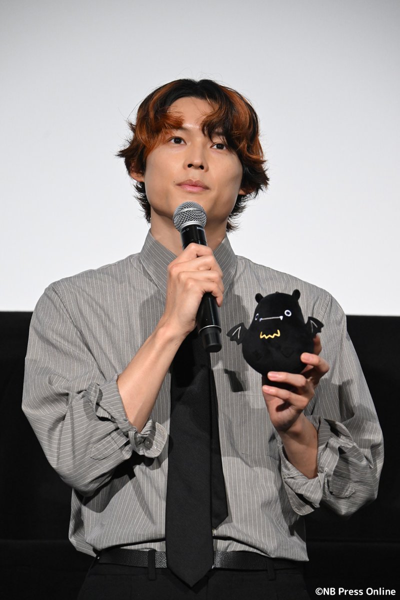 NB_Press_Online's tweet photo. #松村北斗（SixTONES）、ラストシーン直前に“猛ダッシュ”で心拍数UP！#今田美桜 も救われたと語る魂の演技秘話。
#岸善幸 監督

映画『#白鳥とコウモリ』大ヒット御礼舞台挨拶

詳細フォトレポート▶️https://t.co/TuiabWIA7c https://t.co/pEtPJZfran