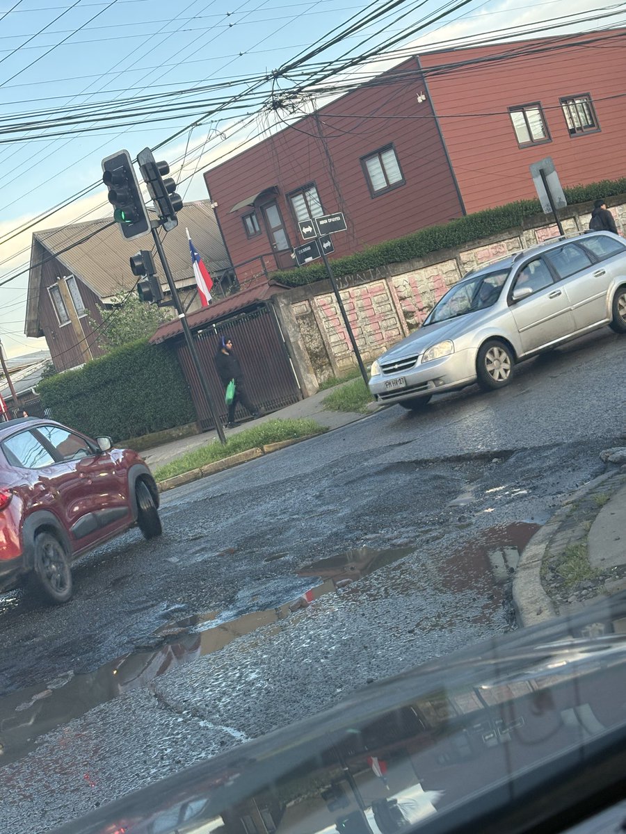 farfie's tweet photo. VERGONZOSO‼️Este es el estado de una de las intersecciones más concurridas de #Concepción. Es el deterioro de años de abandono  en el sector y está cada vez peor. Acceso a #santasabina @Muni_Concepcion @serviubiobio @tvnredbiobio @biobio https://t.co/aDx3vZNTmG