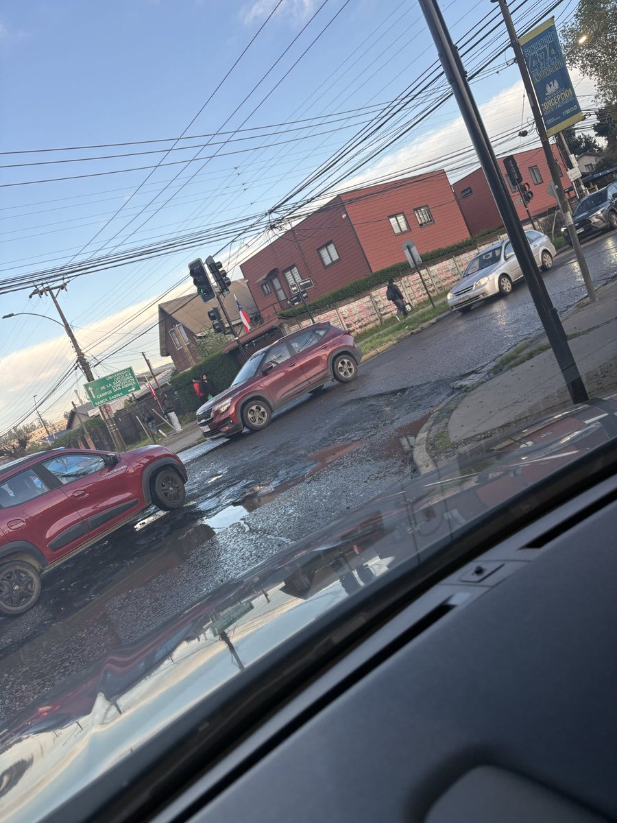 farfie's tweet photo. VERGONZOSO‼️Este es el estado de una de las intersecciones más concurridas de #Concepción. Es el deterioro de años de abandono  en el sector y está cada vez peor. Acceso a #santasabina @Muni_Concepcion @serviubiobio @tvnredbiobio @biobio https://t.co/aDx3vZNTmG