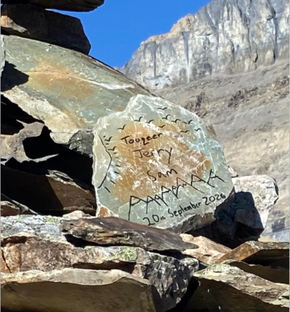 01CuriousGeorge's tweet photo. 📍Banff National Park, Alberta
🗺️Devil's Thumb hiking trail

Hikers recently discovered that Indians are defacing rocks near Lake Louise despite a strict park policy against this.

This brazen act of vandalism carries a fine of up to $25,000 for a first offence, yet many Indians just don't care.
