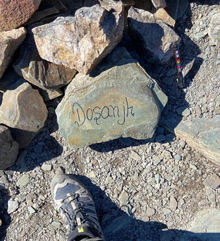 01CuriousGeorge's tweet photo. 📍Banff National Park, Alberta
🗺️Devil's Thumb hiking trail

Hikers recently discovered that Indians are defacing rocks near Lake Louise despite a strict park policy against this.

This brazen act of vandalism carries a fine of up to $25,000 for a first offence, yet many Indians just don't care.