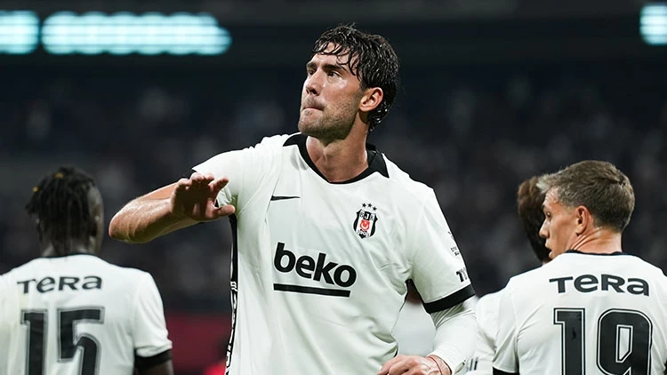 LigRadyo's tweet photo. Sağ alt adalesinde hafif gerilme tespit edilen Dusan Vlahovic, Uluslar Ligi maçlarında riske edilmeyecek. (HT Spor) https://t.co/DbNzBM0nWD
