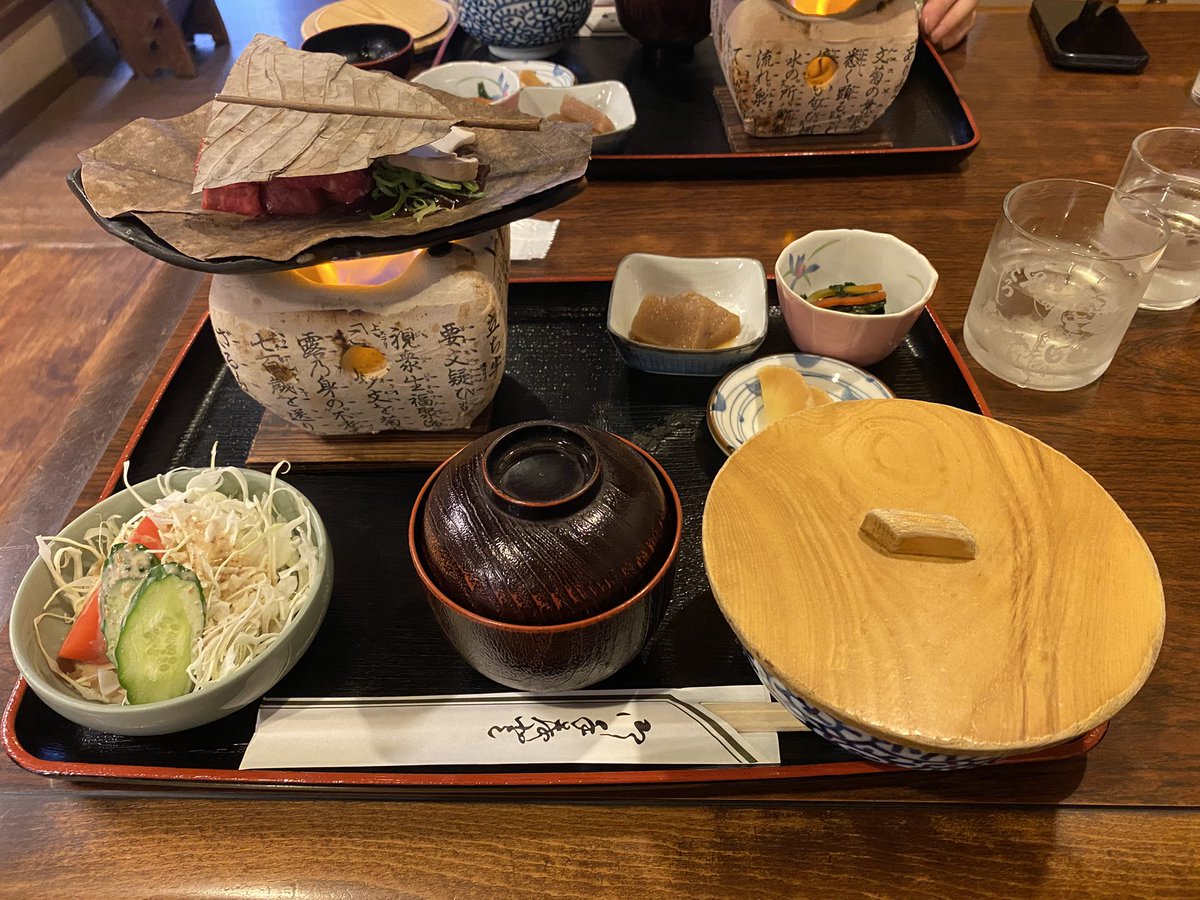 mr_my_self's tweet photo. 高山で飛騨牛の朴葉味噌ステーキ食べてきました🥩🍶 https://t.co/XSBvJyFoC1