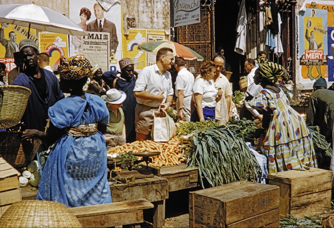 Baakouu's tweet photo. Le marché à Dakar 1961 https://t.co/nwJESnjZUC