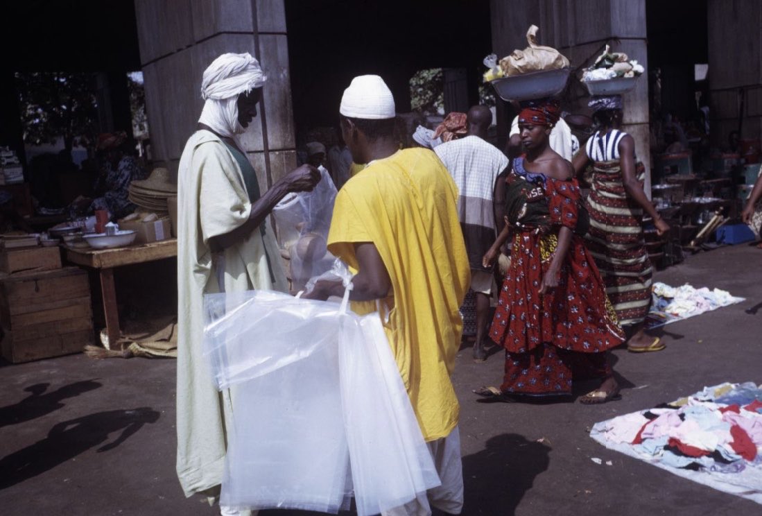 Baakouu's tweet photo. Le marché à Dakar 1961 https://t.co/nwJESnjZUC
