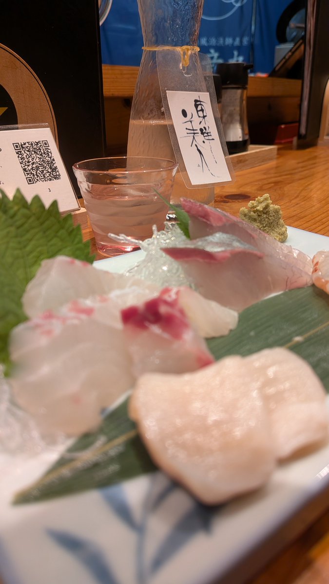 snaph_5514's tweet photo. 久しぶりに一人旅
下関の漁師さんがやってる居酒屋でお刺身頂いてます。
すっごい身が締まってて美味しすぎる！！ https://t.co/rE0coP21sR