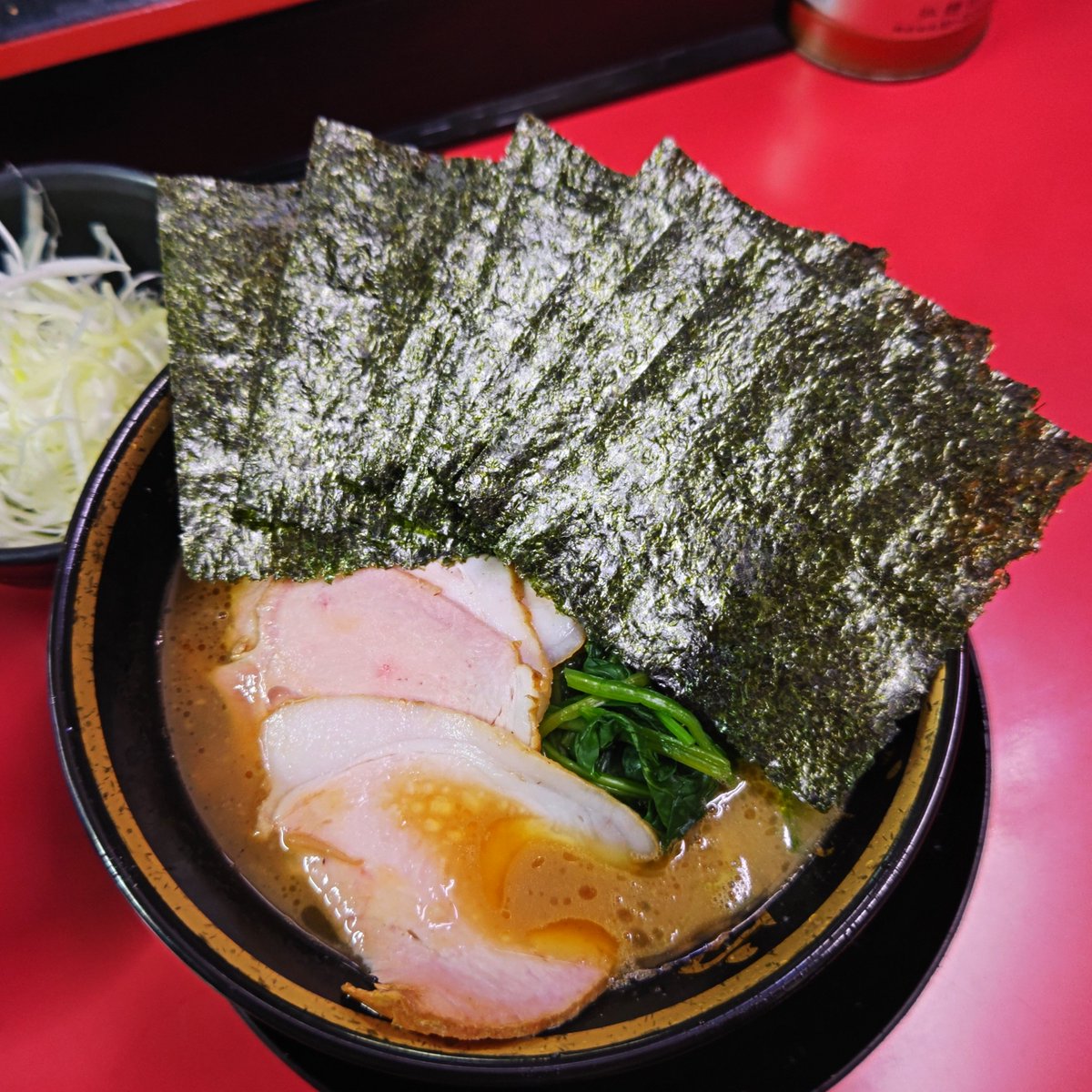 nog12451's tweet photo. 絶対に初見したい ＃家系ラーメン が ＃北陸 にもある
先日の晩飯は ＃富山県 ＃魚津市『＃はじめ家』さん
妻は
チャーシューメン並
のり
タレなしネギ
をオーダー
お好みフトゥース
着丼キタァーッ!!
ずるぽ♪ずるぽ♪
美味いね
正直、直系とかどうでもいいんだが
迷わず叉焼が最適解
と彼女は言った https://t.co/1uwhWlB1e9