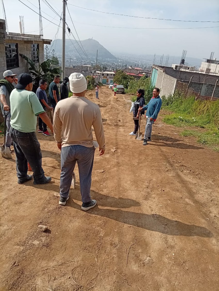 viajandoconmarc's tweet photo. Buenos días! Se sigue trabajando en la parte alta de Ayotla, agradezco a los vecin@s de la calle 1ero de mayo que siguen apoyando a este servidor, así como a nuestro Presidente Municipal Mtro.  Felipe Arvizu se siguen atendiendo sus peticiones que me hacen llegar. https://t.co/RqmcFKg53G