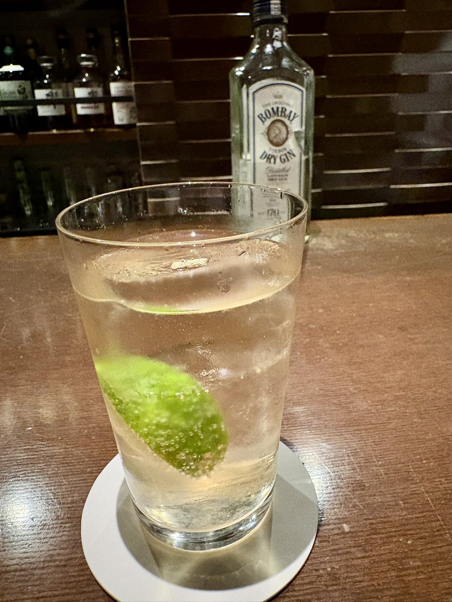 14SS_camera's tweet photo. 飲む予定全くなかったけど
パテ見て食べたくなってキチャッタ

ジンバック辛口&amp;甘口と前菜盛り合わせ🥂
辛甘で色が違うの面白い！！
なお好みは辛口でした(*´-`)🥃 https://t.co/Bangrypc6T