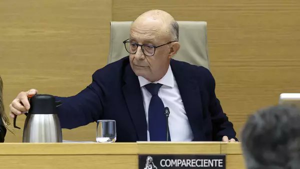 MeleroGinz71827's tweet photo. La Audiencia de Tarragona avisa que la decisión sobre si el caso Montoro se debe investigar en Madrid depende del Supremo.
Pero el Supremo no tiene prisa, habrá que esperar a que pasen las elecciones, no vaya a ser que se vea perjudicado el PP.
Faltaría más. https://t.co/iZXvHaa5Wt