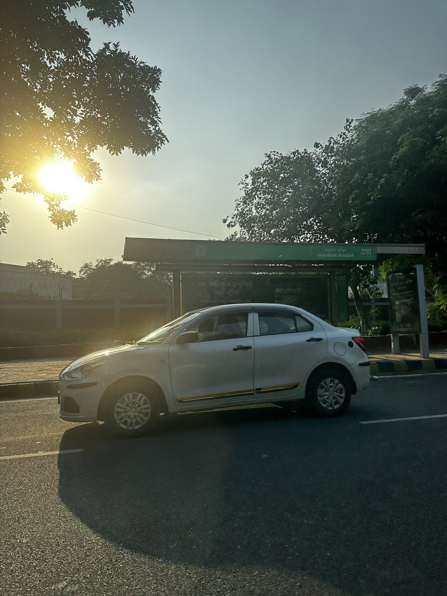 mavricknm's tweet photo. @dtptraffic Every day we have these cars/cabs coming in opposit direction near t1 airport?
Is it by design?
It causes traffic jam that too in such a sensitive area with air pollution
Location hanuman mandir bus story 
Air Force station Palam Vihar 
Cc @gupta_rekha @p_sahibsingh https://t.co/qJat8Bpoi0