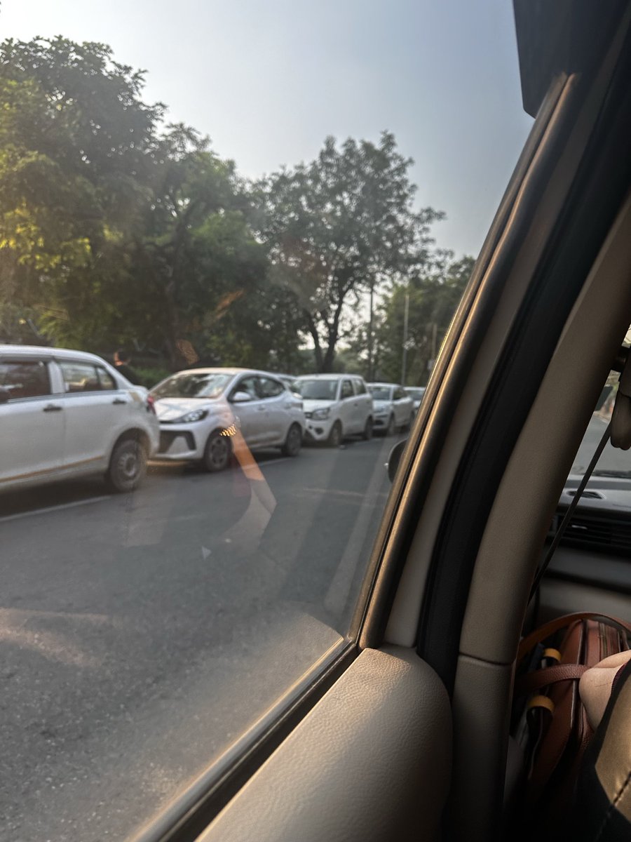 mavricknm's tweet photo. @dtptraffic Every day we have these cars/cabs coming in opposit direction near t1 airport?
Is it by design?
It causes traffic jam that too in such a sensitive area with air pollution
Location hanuman mandir bus story 
Air Force station Palam Vihar 
Cc @gupta_rekha @p_sahibsingh https://t.co/qJat8Bpoi0
