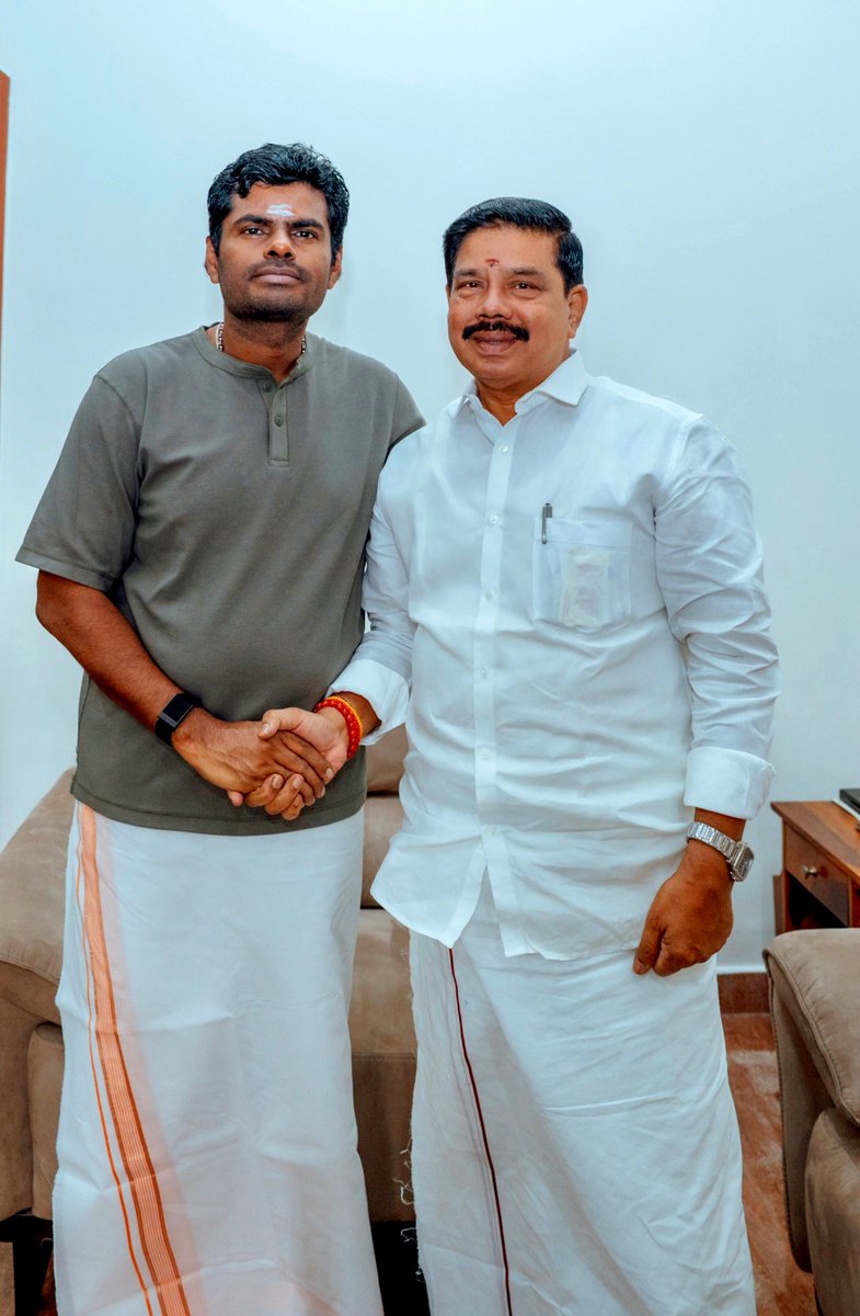 KaruNagarajan's tweet photo. We The Leader 
அமைப்பு பொதுச்செயலாளர் பொறுப்பு ஏற்ற பிறகு, 
அறிவுச்சுடர் நம் தலை���ர் 
திரு K. அண்ணாமலை ex
IPS @annamalai_k அவர்களிடம் இன்று வாழ்த்து பெற்ற தருணம். https://t.co/LXq6Da1qzP