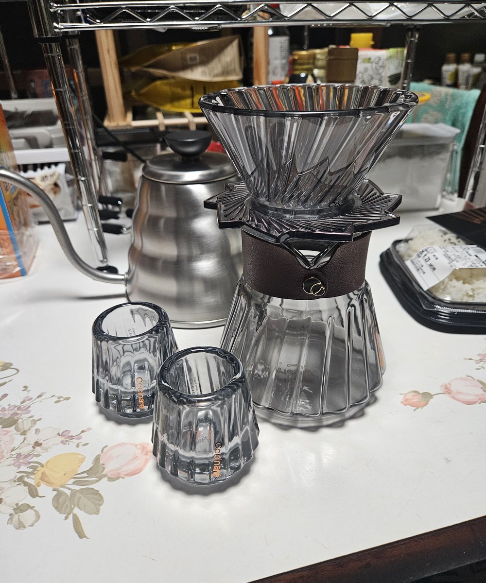 96N911's tweet photo. コーヒーにちゃんとハマりつつある
エペイオスのちょっと良いやつ買った
めちゃくちゃかっこいいやつ

あとHARIOの大きめのドリップポット https://t.co/GfGN6eU8Kr