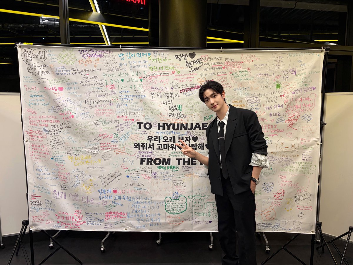 THEBOYZJAPAN's tweet photo. 2026 YOUNGHOON&HYUNJAE FANMEETING  <𝙉𝙄𝙉𝙀 𝙏𝙊 𝙁𝙄𝙑𝙀> in Japan

THE Bからのサプライズ大成功🌟

巨大メッセージボードを見て、写真を撮りながらTHE Bのハングルが可愛いㅎㅎときゅんきゅんしていました(ɔˆ ³(‘ᴗˉ◦)💖

ヒョンジェの誕生日サプライズ🍰も本当にびっくりしていたようで、公演後美味しく食べていました✨

ヨンフンとヒョンジェへのサプライズへのご参加も誠にありがとうございました💖