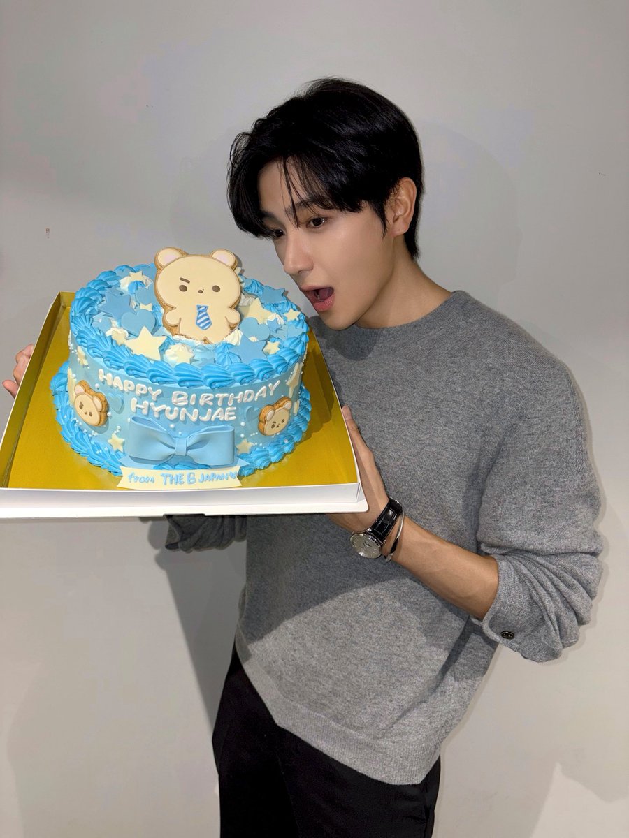 THEBOYZJAPAN's tweet photo. 2026 YOUNGHOON&HYUNJAE FANMEETING  <𝙉𝙄𝙉𝙀 𝙏𝙊 𝙁𝙄𝙑𝙀> in Japan

THE Bからのサプライズ大成功🌟

巨大メッセージボードを見て、写真を撮りながらTHE Bのハングルが可愛いㅎㅎときゅんきゅんしていました(ɔˆ ³(‘ᴗˉ◦)💖

ヒョンジェの誕生日サプライズ🍰も本当にびっくりしていたようで、公演後美味しく食べていました✨

ヨンフンとヒョンジェへのサプライズへのご参加も誠にありがとうございました💖