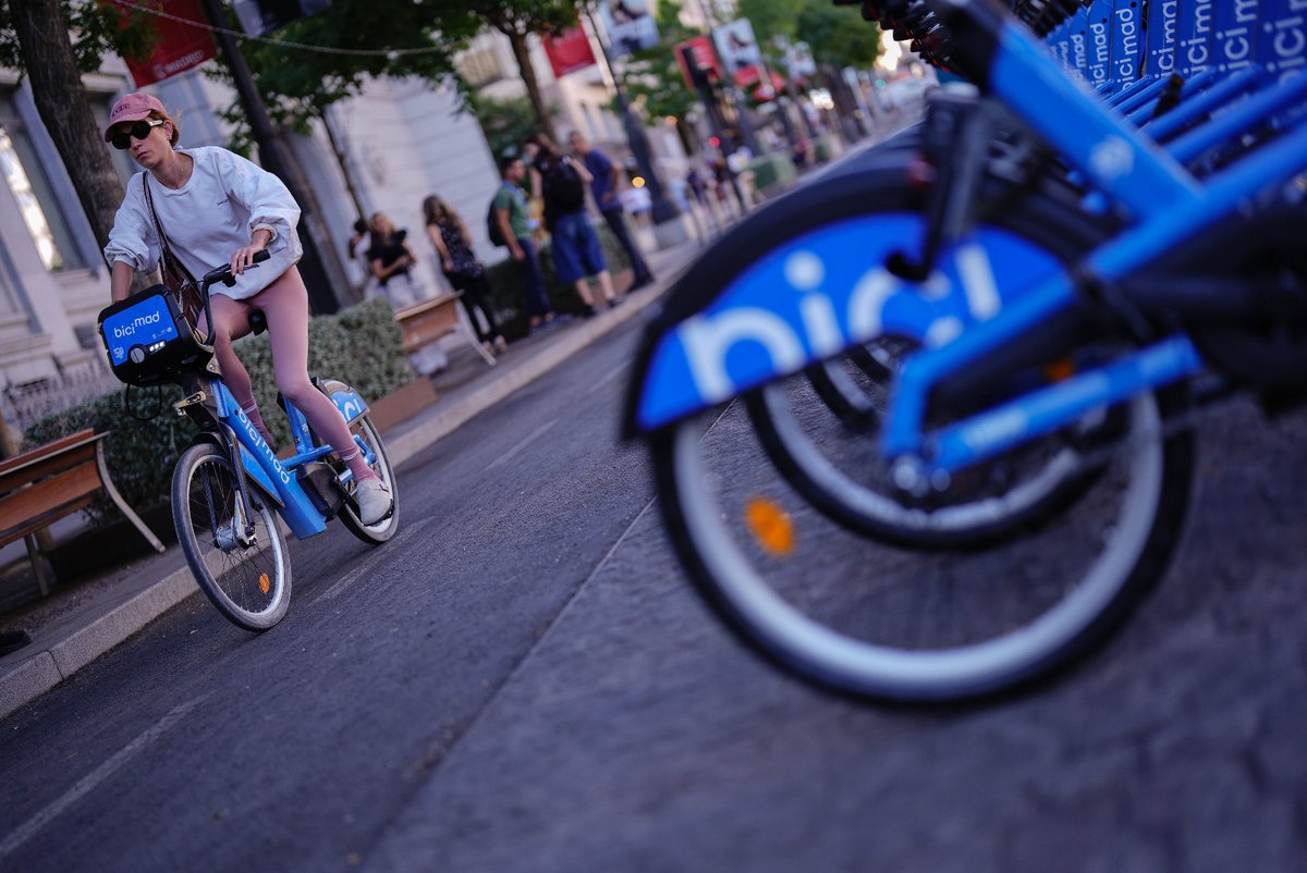 EMTmadrid's tweet photo. 🚲 Las bicis de @bicimad circulan con energía eléctrica renovable generada en Valdemingómez.

♻️ Cuando reciclas, haces #Madrid más sostenible.

➡️ @bcarabante ha colocado el primer distintivo que reconoce este hito.

ℹ️ https://t.co/6JNwJfwvke https://t.co/IduuDTuQti