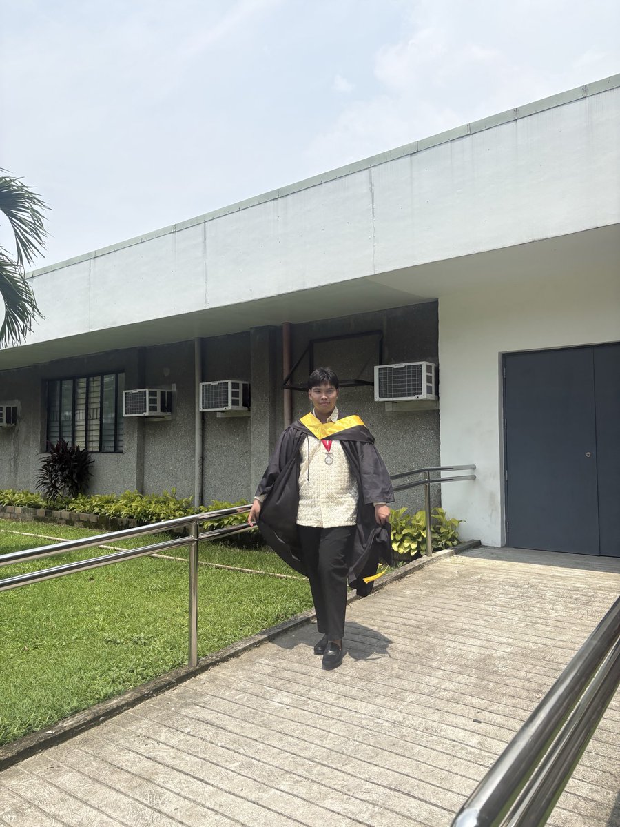 defnot_rgt's tweet photo. Degree Holder + Magna Cum Laude feels surreal. https://t.co/7u0usSIQMw