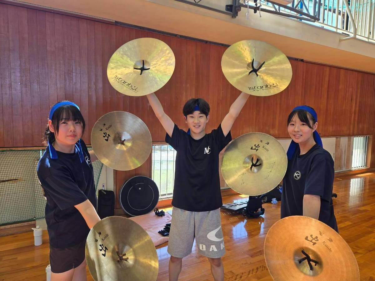 donguriband's tweet photo. いよいよマーチングコンテスト島根県大会が明日となりました‼️

先日保護者会の皆様より、はちまきをいただき部員のやる気もどんどん上がっています🔥
保護者会の皆様、ありがとうございます！！

今まで練習してきたことをまずは県大会で発揮します！！
松商Brassの応援よろしくお願いします✨️ https://t.co/o82npL6WsD