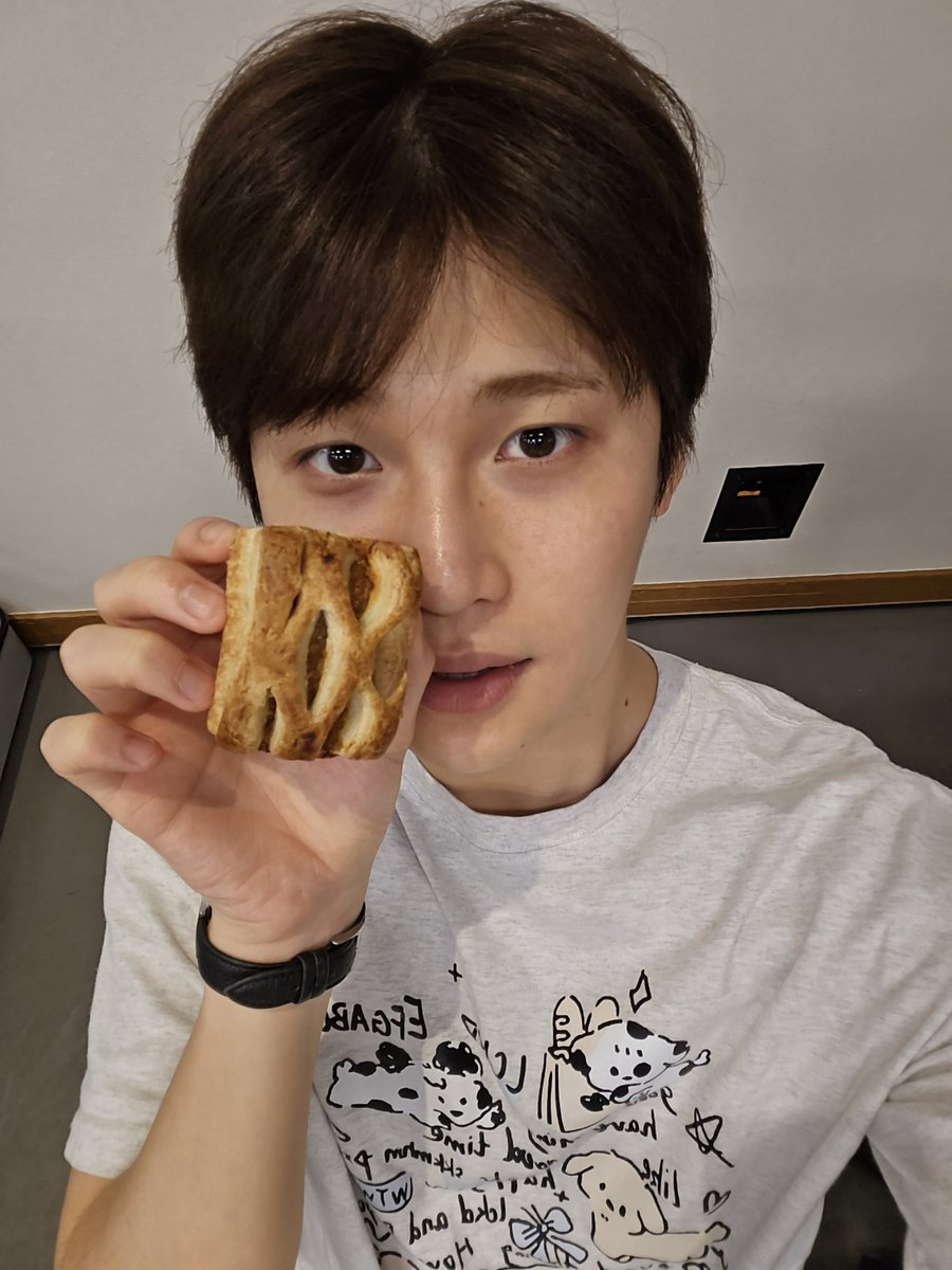AEN_now's tweet photo. 에너지 충천~⚡️💛

#AEN #Aneee #맛있겠죵 #지용 https://t.co/CKZgfhJMIi