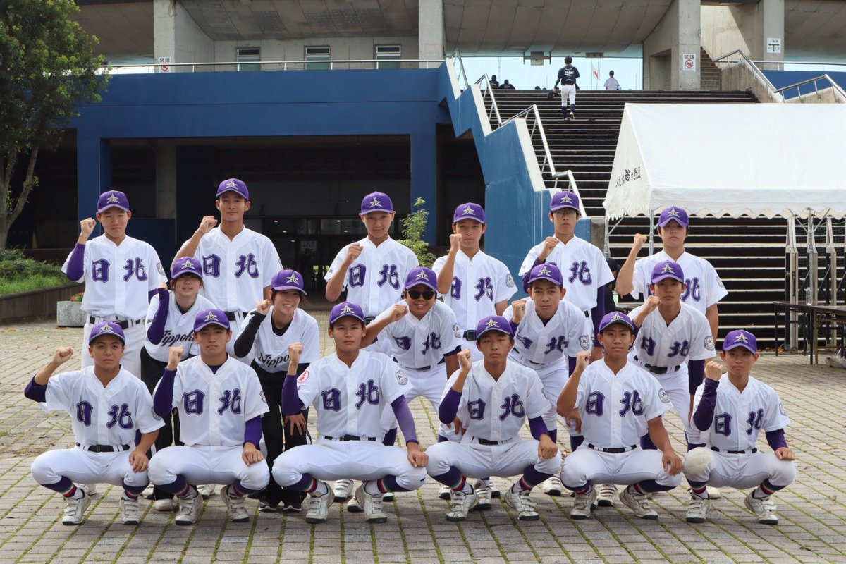 HitachiKitk6's tweet photo. 【試合結果】
秋季茨城県大会2回戦
日立北 6 - 5 常磐大高(延長10回タイブレーク)

とてもとても苦しい試合でした。
格上相手に楽な試合はあり得ませんが、初回に4点先制し幸先は良かったものの、1点ずつ差を縮められ、追いつかれ…相手エースに手も足も出ず、流れは明らかに相手に。

でも、ここで粘れるのがこのチームの強み。
県大会が決まってからの2週間、技術的に大きく変化するのは難しいからこそ、「運」を掴むために野球以外の部分に徹底して向き合いました。

立ち止まって挨拶、礼・挨拶を揃える、自反尽己、定置管理、利他に生きる、感謝を伝える。

心の成長が自分たちの背中を押してくれたと思います。

だからこそ、最後まで全員で泥臭く、貪欲に、束になって戦えました。

これで過去の先輩方のベスト16に肩を並べることができました。

しかし、彼らの目標は「過去を超える」こと。

本日も沢山の応援ありがとうございました。

引き続き日立北高校をよろしくお願いします。