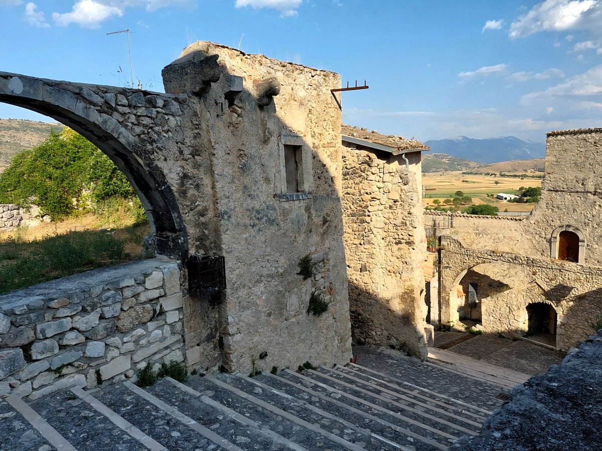 PetrelliFlavia's tweet photo. Borghi d'Italia:#Navelli in provincia de L'Aquila 🌝 https://t.co/6l6BsA9oWY