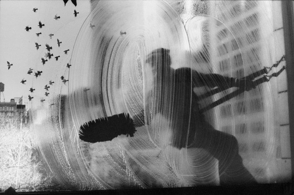 eyeonaxis's tweet photo. Window washer, a flock of pigeons, and the city behind the soap. New York, 1974.

Surprisingly, this is a photomontage. Harold Feinstein made it at a 23rd Street loft in Manhattan, combining elements from several photographs. https://t.co/zcm0U1A15z