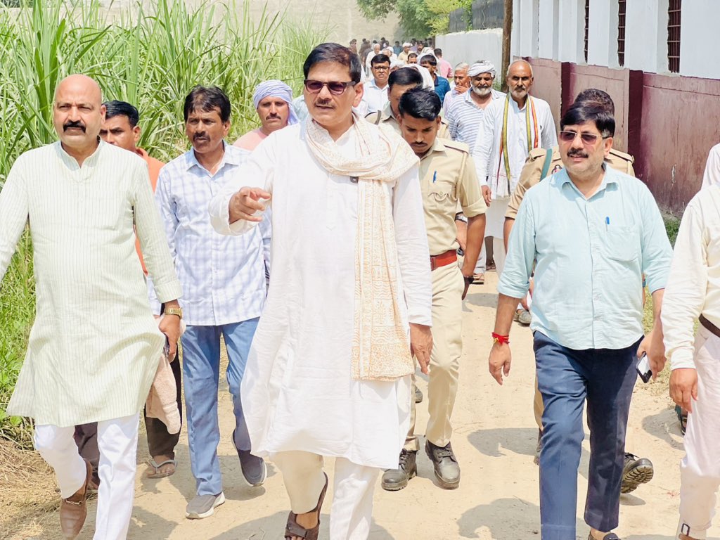 DhirendraGBN's tweet photo. ग्राम चौरोली में भ्रमण। #MLAJewar https://t.co/lD2YmOJWF7