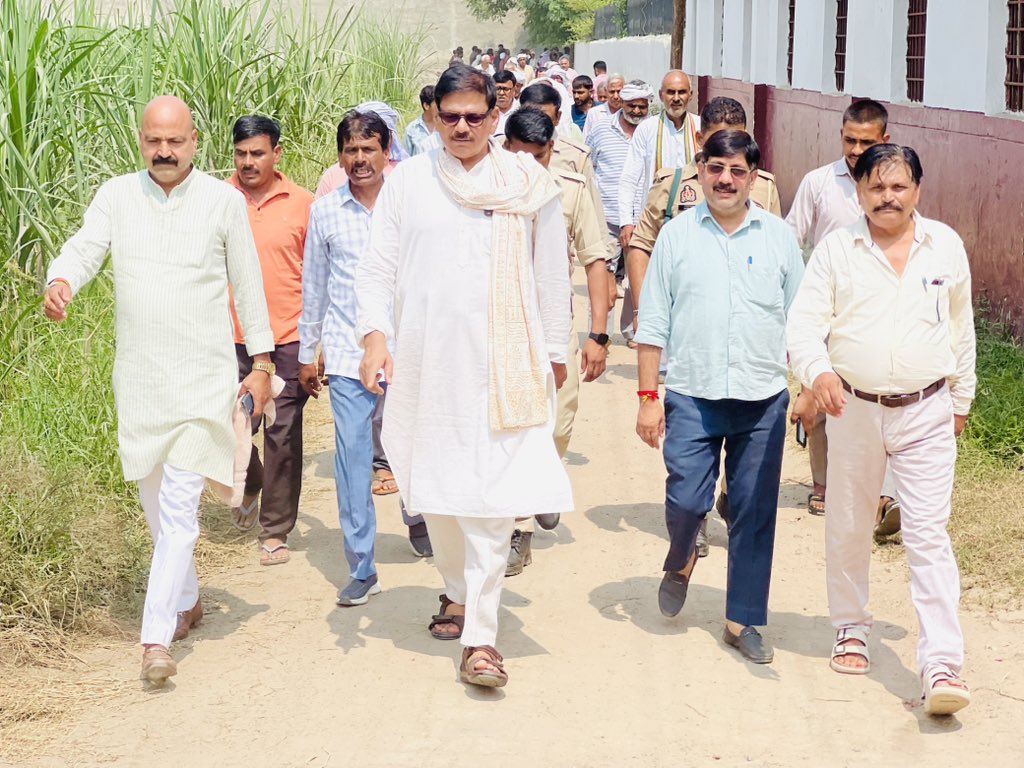 DhirendraGBN's tweet photo. ग्राम चौरोली में भ्रमण। #MLAJewar https://t.co/lD2YmOJWF7