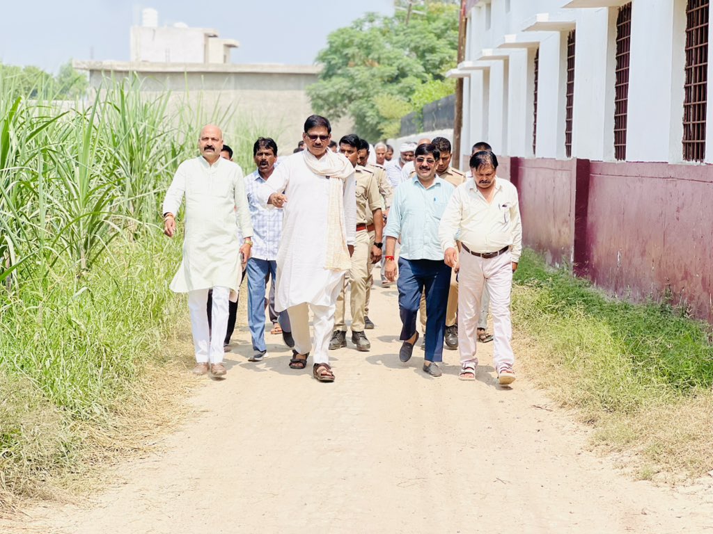 DhirendraGBN's tweet photo. ग्राम चौरोली में भ्रमण। #MLAJewar https://t.co/lD2YmOJWF7