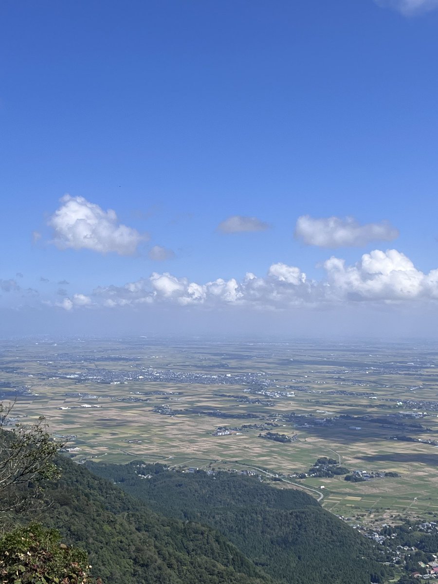 hiroky470's tweet photo. 行ってきました弥彦山！
眼下に広がる越後平野、遠目にビッグスワン。（写真がイマイチですみません）
スワン見えるかなーと思ったら見えたり、なんだか好きな人を人混みから見つけるみたいな嬉しさでした😊 https://t.co/PheujOvvas