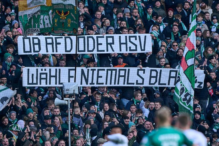 worum_org's tweet photo. Ob AFD oder HSV,
wähle niemals Blau.

(Foto: Gumz/Gumzmedia) https://t.co/F0u6ySSabJ