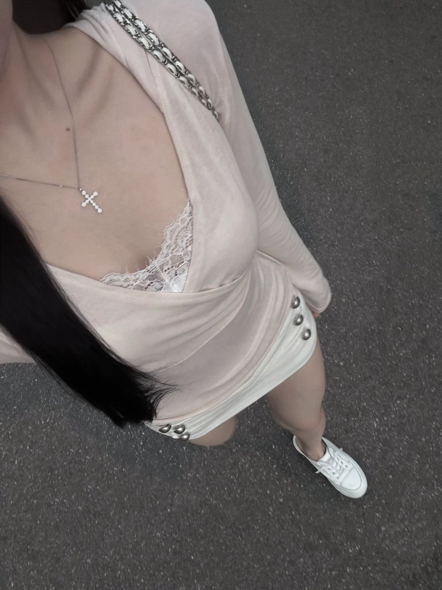archivebyon_'s tweet photo. 오늘의 ootd
요세 이런 핑크 탑에 슬리브리스 조합 너무 좋다..♡ https://t.co/Gb9t35ut2C