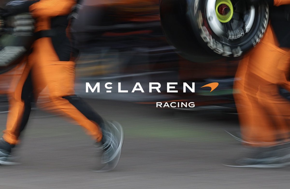 InfoOP81's tweet photo. 🚨 | MCLAREN MUDOU SUA LOGO!!!

A McLaren mudou sua identidade visual com um novo logotipo focado no nome "McLaren", cuja tipografia foi inspirada na placa do antigo posto de gasolina da família do fundador, Bruce McLaren, na Nova Zelândia. Essa nova identidade será unificada e adotada por todas as divisões da empresa, englobando tanto os supercarros de rua quanto a equipe de competições. Embora o famoso símbolo antigo (Speedmark) continue existindo, ele perderá o protagonismo para a nova marca nominativa. 

Além disso, a estratégia define uma nova divisão visual de cores: o icônico Laranja Papaia permanece como a identidade das pistas, enquanto a cor Midnight (azul-marinho) passa a ser a assinatura oficial dos carros de rua, estreando na traseira do novo modelo manual McL 6GT.
