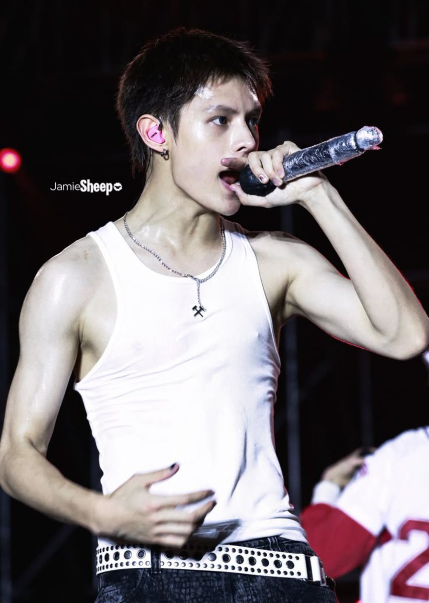 withcortis4life's tweet photo. he loves going crazy on stage https://t.co/ShT2kaZ8gy