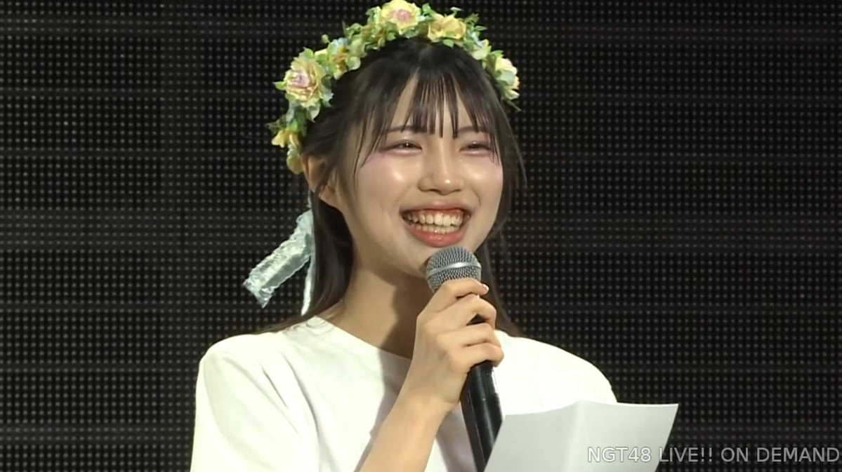 tyorappe_48462's tweet photo. 甲斐瑞季 生誕祭スピーチ全文
文字数：約3000文字
スピーチ時間：約9分
------------------
6月10日に18歳のお誕生日を迎えました。
お誕生日当日も、そして今日もこんなに素敵な生誕祭を開いてくださって、たくさんお祝いしていただいて、本当にありがとうございます。
そして、DMMで見でくださってる皆さん、遠くから応援してくださってる皆さんも、本当にありがとうございます。
今日を迎えるまで初めてのことばかりで、何をしたらいいのか分からなくなっている私を支えてくださったスタッフの皆さん、そしてメンバーの皆さんも本当ありがとうございます。
今日は初めての生誕祭だからこそ、普段はあまり話さないことをお話したいなと思います。
それは、アイドルになる前のこととこれからのことです。
少しだけ4年前の私のお話をさせてください。

4年前の私は、持病と戦う中で体調が思うようではなく、暗いトンネルの中にいるようでした。
自分自身がよく分からなくなって毎日前に進んでいる気がしなくて、でも一歩踏み出す勇気も持てなくて、ただ悶々と過ごす日々を送っていました。
ずっと自分自身と向き合いながら生活することが辛くて「このまま毎日が過ぎていくのかな」って思っていた時期もありました。
そんな私を救ってくれたのがアイドルでした。
アイドルを見ている時間だけは、嫌なことを忘れられたり「明日も頑張ろうかな」って思えたりして、毎日同じような繰り返しの日々にワクワクをくれました。
だから私も「いつか誰かにとってそんな存在になれたらいいな」と思うようになりました。
先ほどお手紙にもあったように、両親には最初はアイドルになることを反対されていました。
それでも自分の思いをきちんと伝えて、両親に初めて了解してもらってから受けたオーディションが、NGT48のオーディションでした。
でも、自分から受けたいと言ったのに、最終審査では持病のこともあり、体調面の不安から辞退しようとした自分がいました。
それでも最後は「アイドルになりたい」という自分の強い気持ちを信じて、茨城から遠く離れた新潟に来ることを決めました。
両親や兄、学校や病院の先生、友達など本当にたくさんの人に助けてもらって、新潟での生活を始めることができました。
だからここまで来られたことは、私1人の力ではありません。
いつも支えてくださってる皆さん、本当にありがとうございます。
そしてNGT48に入ってからも、たくさんの人との出会いがありました。
とてつもなく優しくてかっこいい先輩方、初めてステージで見た時は本当にキラキラしていて「私もこんな風になれるのかな」って思ったのを覚えています。
レッスンやお仕事の中でもいつも優しくて謙虚で、ファンの方やメンバーのことを大切にしている先輩方を見て「NGT48って本当に素敵なグループだな」と思いました。
そして、大好きな同期にも出会いました。
いつも真面目で何事にも全力で、超可愛くて頼もしくて、同期と過ごす時間は本当に楽しくて、私にとって大切な青春です。
辛いことがあっても、同期といると笑えて「まぁいっか」と思えることもたくさんありました。
別の道へ歩みを進めた「まちゆか」「はるたん」「とっきー」も含めた5期生10人が私は大好きです。
そして今年には、初めての後輩もできました。
前座でもファンまつりでもとっても可愛くて、これからがすごく楽しみです。
こうやって振り返ると、本当に素敵な人たちにたくさん出会えたんだなって思います。
そして何より、応援してくださる皆さんと出会うことができました。
アイドル活動は、もちろん楽しいことばかりではありませんでした。
私はダンスも歌も未経験で加入したので、やってもやっても上手くならない、思ったようにできない、同期はできているのに自分はできない、そんなこともたくさんありました。
「なんでできないんだろう、もっとできるようになりたい」って悔しくなることばかりでした。
今でもありますし、多分これからもあると思います。
そんな時に私のそばにいてくださったのが、応援してくださる皆さんです。
皆さんって本当に優しくて面白いです。
劇場やお話会で面白く会話したり、こうやって本当に素敵な生誕祭を開いてくださったり、SNSでコメントしてくださったり、配信で「今日も頑張ってね」と言ってくれたり、コメント大喜利状態になったり、そういう1つ1つが私はすごく嬉しいです。
大きなことだけじゃなくて、何気ない一言に助けられたこともたくさんあります。
そして、加入してから私は皆さんに、イベントやフェスなど本当にたくさんの場所へ連れて行ってもらいました。
ラジオやロケなど本当にたくさんの経験をさせていただいて、いつも正直すごく緊張していますが、1つ終わるたびにとっても楽しくて、毎回が勉強で研究だなと思っています。
そして、色々な機会を通して、センターという場所にも立たせていただいています。
おとといもBoostyファンまつり2026で「キスは待つしかないのでしょうか？」のセンターを務めさせていただきました。
センターから見る景色はやっぱり特別です。
でも、その貴重な経験をいただけるのは、皆さんが懸命に応援してくださってるからこそだといつも思っています。
支えてくださり、本当にありがとうございます。

4年前の私が今の私を見たら、多分びっくりすると思います。
病気と戦って毎日どうしたらいいか分からなかった私が、いまは新潟で生活して、NGT48のメンバーとしてステージに立って、こんなにたくさんの人と話して、こんなにたくさんの人と笑っています。
でも私は、自分がすごく変わったというより、いろんな人に出会っていんな人に助けてもらって、そのために少しずつ変わってきたんだと思います。
だから「ここまで来たぞ」っていう気持ちより「みんなと一緒にここまで来れたんだな」っていう感謝の気持ちでいっぱいです。
今回、12枚目シングルの選抜メンバーにも選んでいただきました。
選抜に選んでいただいた時はもちろん嬉しかったですが、すごく不安でした。
今まで以上に頑張らなきゃいけないし、期待してもらっている分ちゃんと答えたい。
でも、そんな不安な時に「一緒に頑張ろう」と言ってくださる皆さんがいてくださり、このシングル期間は難しく考えすぎずに、まずは思いっきり楽しみたいです。
そしていつか「甲斐瑞季を応援していてよかったな」と思ってもらえたら嬉しいです。
まだまだできないこともたくさんあります。
失敗することもあるし、悩むこともあるし、画伯で絵を描くこともあるし、たまには立ち止まっちゃうこともあると思います。
でも、そんな私も含めて一緒に歩いてくださったら嬉しいです。
そして私は、これからもNGT48を大切にしていきたいです。
みんなに出会うことができて、普通の少女・甲斐瑞季にズキズキワクワクな日々を届けてくれて、そしてそんな毎日を私に預けてくれて本当にありがとう。
そして、私の活動が病気と戦っている誰かに届いていたら本当に嬉しいです。
「病気があってもやりたいことをやっていいんだ」「明日もうちょっと頑張ってみようかな」そんな風に思ってもらえたら嬉しいです。
18歳もたくさん笑って、たくさん挑戦して、謙虚に研究熱心に少しずつ成長していきたいです。
そして皆さんと一緒に、まだ見たことのない景色をたくさん見ていきたいです。
これからも私のことをずっとそばで見守っていてください。
ズキズキきワクワクな毎日を一緒に作っていきましょう。
今日は本当にありがとうございました。
#甲斐瑞季生誕祭2026 #NGT48