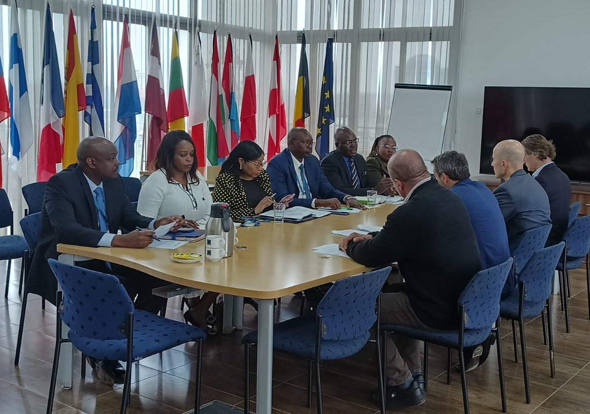 EUAmbKenya's tweet photo. 🇪🇺🫱🏻‍🫲🏾🇰🇪
Increase investment &amp; trade

Meeting President + Board of Kenya National Chamber of Commerce &amp; Industry KNCCI

Shukran ya kututembelea katika EU Delegation 🙏 Tushirikiane kuongeza uwekezaji na biashara https://t.co/t3c7jHPEVc