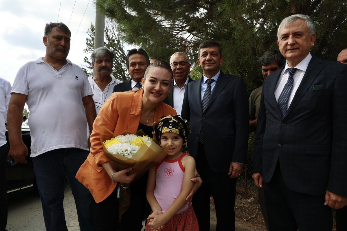 busraozdemirtr's tweet photo. Bugün Serik Burmahancı Muhtarımız Mehmet Büyükavcı’nın serasına misafir olarak Dijital Tarım Uygulamamızla serasının sıcaklık ve nem oranını telefonundan nasıl takip ettiğini yerinde gördük.

Uygulamamız sayesinde üreticilerimiz sıcaklığı ve nemi anlık takip ediyor, don riski olduğunda hızlıca önlem alabiliyor, gece boyunca serada beklemek zorunda kalmadan ürününü kontrol ediyor.

Tarımın başkenti Antalya’mızda üreticimizin işini kolaylaştıran her adımda yanında olmaya devam edeceğiz.