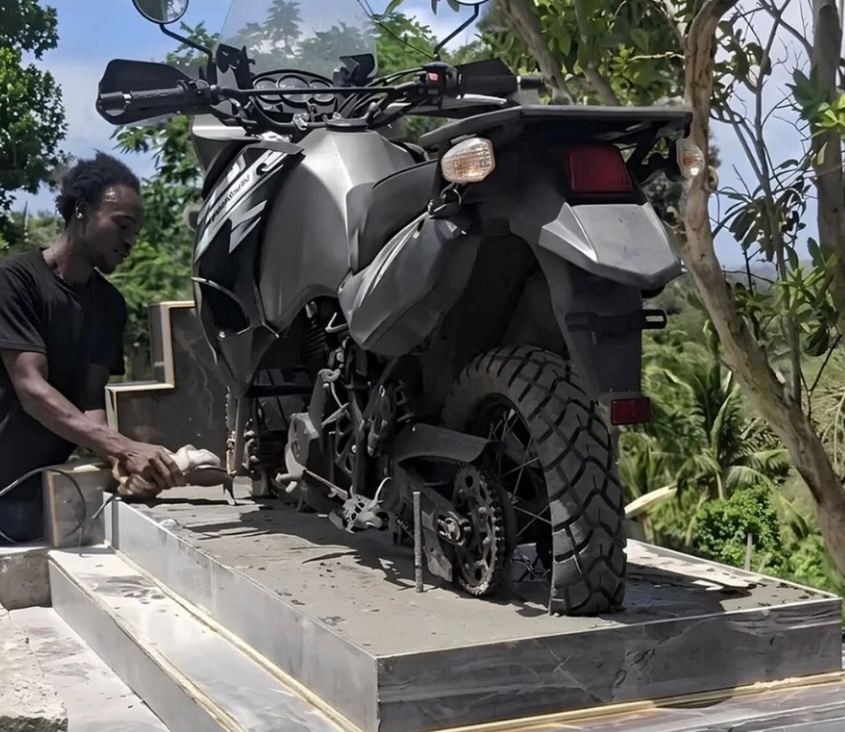 axeldaily's tweet photo. Tem gente que escolhe flores, cartas ou objetos pessoais. Ele queria a motocicleta. E a família levou o último desejo a sério até o fim. https://t.co/U7hKl6iHjW