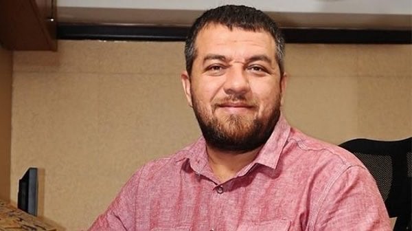 HaberReport's tweet photo. Yeni Şafak yazarı İsmail Kılıçarslan:

"Türkiye sevgimizi ve Recep Tayyip Erdoğan'a bağlılığımızı kullanarak bizi 'salak' zannetmenize de en hafif tabirle içerliyoruz artık.

Farkında olup olmadığınızı çok merak ettiğimiz bazı şeyler var. Bunlardan ilki, son 4-5 yılda nasıl bu denli yoksullaştığımızın farkında olup olmadığınız. 

Aracımıza benzin almaya korkuyoruz, marketten gönlümüzce alışveriş yapmaya korkuyoruz, ev kiralamaya korkuyoruz, işçi çalıştırmaya korkuyoruz, işçi olarak çalıştığımızda aldığımız paranın geçimimize yetmeyeceğinden korkuyoruz.

Siz de arada bir çıkıp yeni vergi kalemlerini sayıyor, hatta 'Savaş olmasaydı enflasyon şu kadar olurdu' falan diyorsunuz. Okullar olmasaydı da maarifi yönetmek çok kolay olurdu zaten.

İkinci anlamadığımız taraf şu. Kimin yetkili olduğunu bilmeden söylüyorum. Fonlar, sahibi oldukları şirketleri borsada spekülasyonlarla milyar dolarlık hacimlere ulaştırıp vatandaşın parasını cukkalarken bu işin yetkilileri tam olarak ne işle meşguldü?

Hadi adamlar aşırı uzmandı da fark edilmediler diyelim. İstifalar nerede o vakit? 'Yahu bu fonlar vatandaşın 15 milyar dolarını çalarken ben uyumuşum, kusura bakmayın' diyerek istifa eden yöneticiler nerede?

Üçüncü anlamadığımız taraf şu. Bazı beyaz, aşırı beyaz, bembeyaz adamların niçin 'başımızın üzerinde yeri' oluyor her seferinde? Özel toplantılarında 'Ya bu Tayyip de çok şey abii' diye ağzını yaya yaya konuşan bit yavrularıyla Recep Tayyip Erdoğan'ın adamı olduğunu iddia edenlerin ne işleri oluyor her seferinde?"