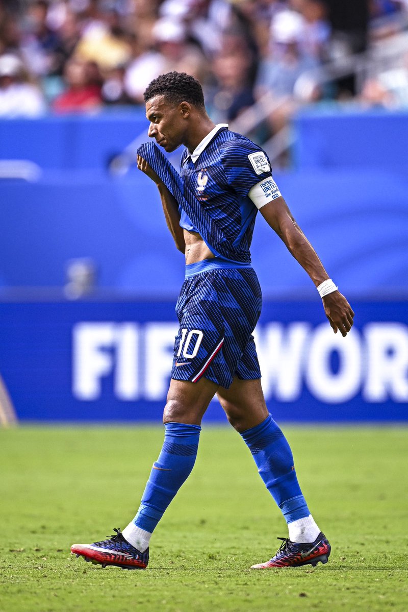 ActuFoot_'s tweet photo. 🚨 Kylian MBAPPÉ 🇫🇷 : « OUI J’AI REGARDÉ LA FINALE DU MONDIAL !

Je suis un gars qui peut accepter ma situation très rapidement. Quand je gagne, je passe au défi suivant. Et quand je perds, je dois accepter. 

J'ai donc regardé avec des amis et ma petite amie. Et c'était OK. (…)

Ça fait partie de la vie. Vous devez accepter qu'il n'y ait qu'une seule équipe dans chaque compétition qui remporte le trophée. Vous devez dire félicitations et vous battre pour le prochain. » 👏😤

🎙️ @TheAthleticFC