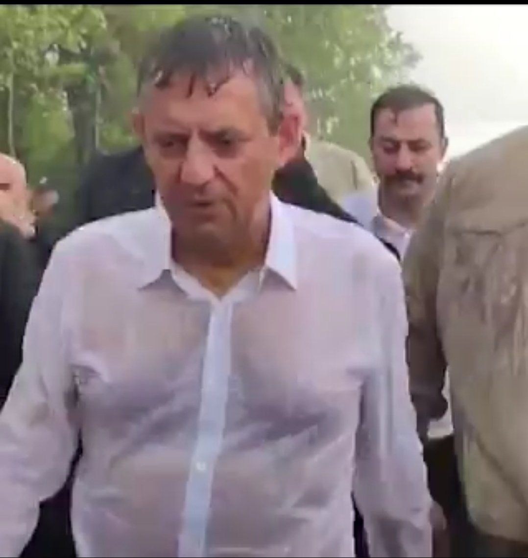 saborz767676's tweet photo. Vizyon Desen Var Özgüven Desen Var 

Yasin okuyamıyor ama Cumaya gidiyor

Ramazanda iftara gidiyor

Yılbaşında bir kadehten bir şey olmaz diyor

Rakıyı 140 lira yapacak

Her çiftçiye bedava traktör verecek

Her eve Cumhuriyet Altını dağıtacak

Daha ne istirsiz kardeeeeşimm🤣🤣 https://t.co/mRXd7gJMUk