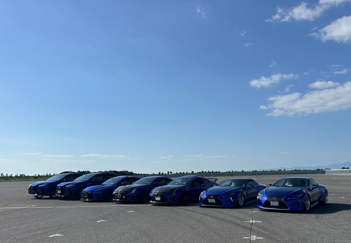suzuking_56's tweet photo. 泉大津フェニックスで開催された
LEXUS Special Meeting を見学してきました✨
会場にはLEXUS LCがずらり😍
普段なかなか見ることのできないLCを一度にたくさん見られて、めちゃくちゃ刺激になりました🔥
#LEXUS #LEXUSLC #LC500 #LEXUSSpecialMeeting #泉大津フェニックス #LCオーナー https://t.co/odn2YNp4R6