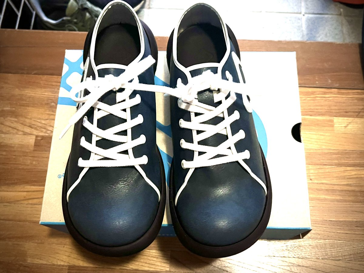 mf_qk_chococo's tweet photo. 今日は旦那と隣県へショッピングに。 目的はこのスニーカー……2年くらい前に買ったやつの色違い(爆) 偶然見かけた、銀木犀のアロマディフューザーもお買上げ(◦ˉ ˘ ˉ◦) https://t.co/nb138IgXjH