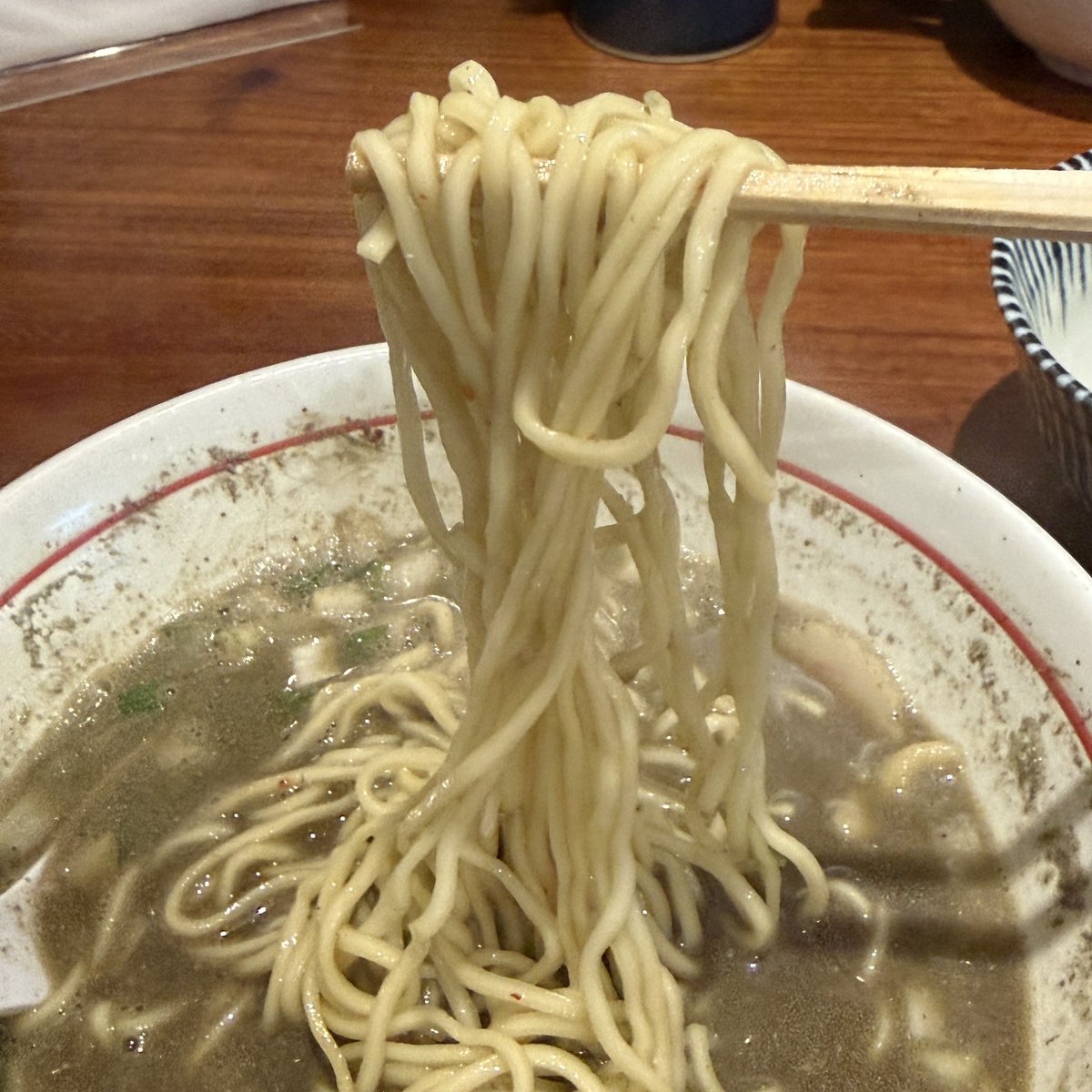 kadotomohiro's tweet photo. 9月22日
越前中華そばだるまやさん
・限定 濃い口大盛
・替え玉

セメントほど濃くはないが十分な濃度のスープ
エグみや苦味などはあまり感じず、三河屋製麺の手揉み太麺もよく合います☺️
替え玉で細麺も合わせてみたがこれもまたうまし！

ごちそうさまでした🤤 https://t.co/3R40SU9r31