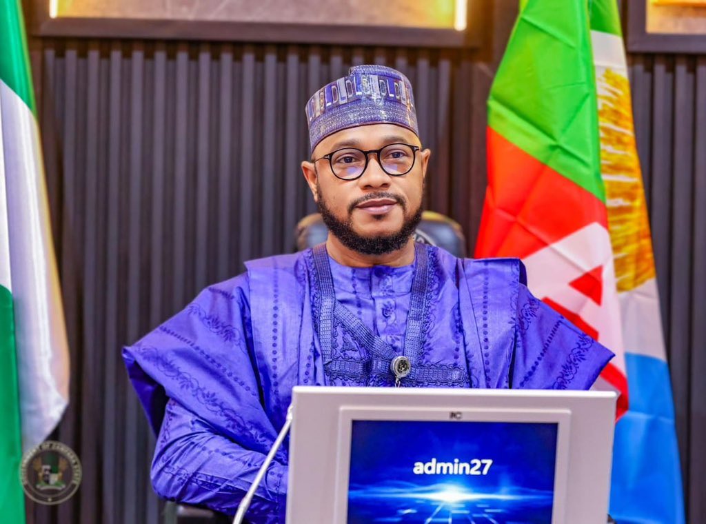 AM_Saleeeem's tweet photo. GOOD NEWS! 👏🏾

His Excellency Governor Dauda Lawal has approved a 95% salary increase for health workers across Zamfara State, adopting the Federal Government’s CONHESS structure to improve workers’ welfare and healthcare delivery in the State.

This comes after the state government had previously increased the salaries of medical personnel to bring them in line with those of their Federal Government counterparts.

Do you know what a 95% salary increase means?

If your current salary is ₦100,000:

95% increase = ₦95,000
New salary = ₦195,000

Therefore:

New salary = Old salary × 1.95

For example:

₦200,000 → ₦390,000
₦300,000 → ₦585,000
₦500,000 → ₦975,000
₦1,000,000 → ₦1,950,000

In short, a 95% salary increase means almost doubling the existing salary.

Congratulations to all health workers, and especially the newly recruited workers who secured their jobs last week. May Allah bless this development and continue to improve the welfare of workers in Zamfara.🤲🏾