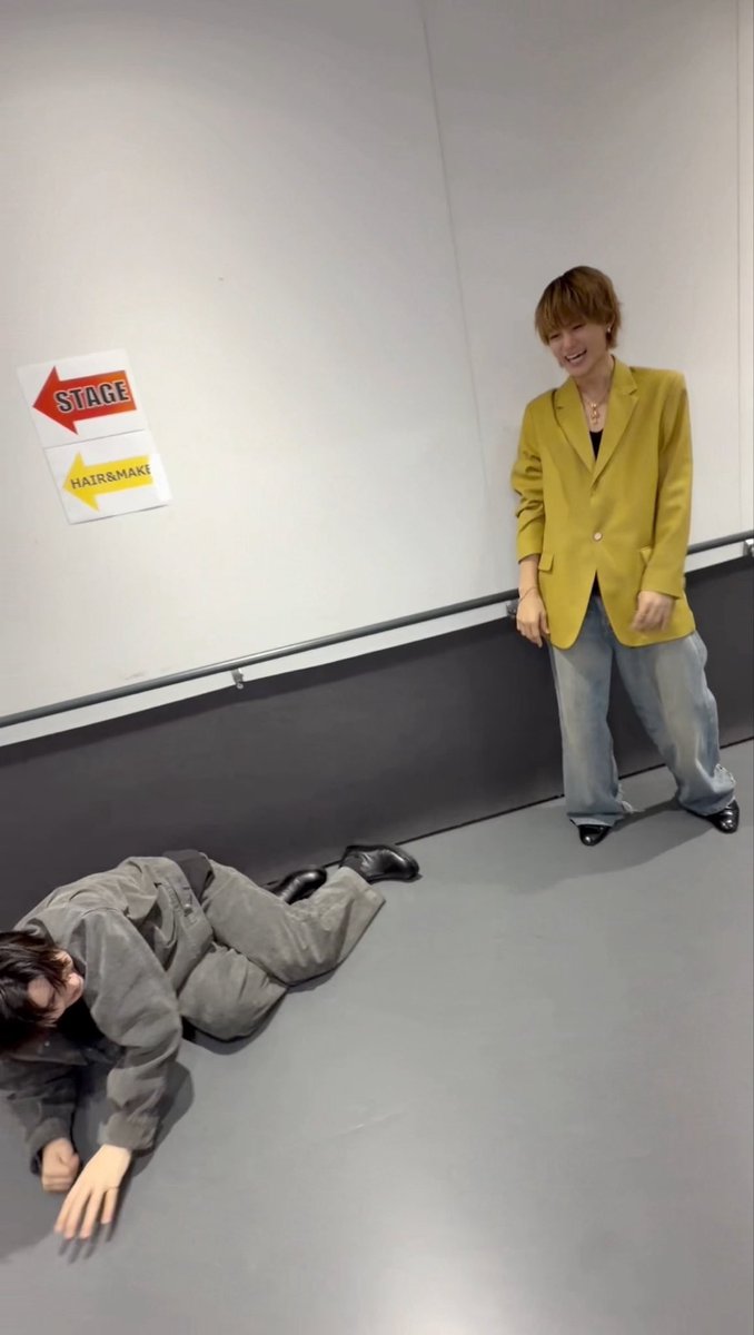 my_faves_oshi's tweet photo. ぶっ飛ばされてる仁人くん
この日のためにお洋服下ろしたってインスタで言ってたのに早速床に打ち付けられ���て…笑
#MILK
#時空超えてユニバース https://t.co/QknmCYbLA4