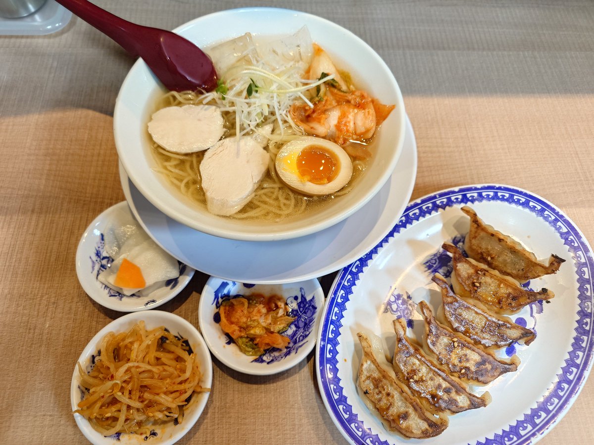 44_moto's tweet photo. 家の近くのふくちあんラーメン。

北極やなく南極ラーメンが目に入って注文
氷入ってるわ

めっちゃあっさりスープでラーメンっぽく無いけど良い。

ヨーグルトと餃子合うらしい。 https://t.co/YT3Cu0rpSH